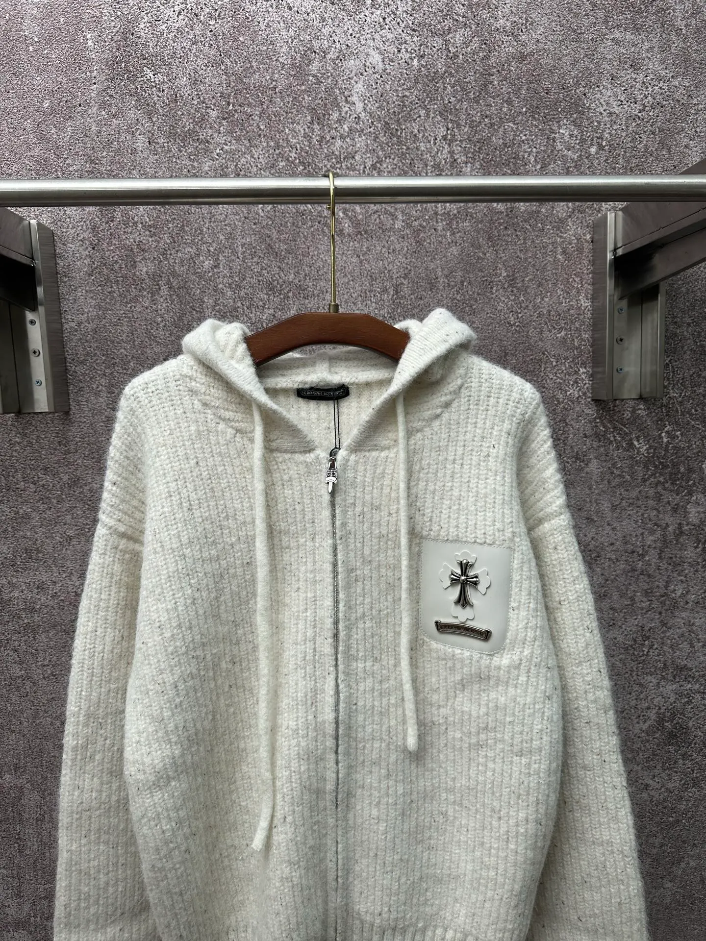 P640 Chrome25 new Chrome heart logo pocket wool knitted hooded jacket 100% wool blended fabric, soft and comfortable, super comfortable to wear! The front zipper design makes it easy to put on and take off, and the cross + metal nameplate embellishment on the chest gives it a full retro feel. Hooded + drawstring, practical and fashionable, can be easily worn in daily or street style in autumn and winter, warm and stylish!  Size: S M L